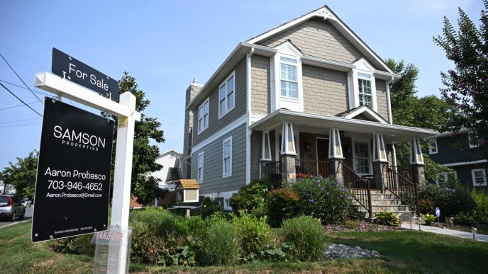 Housing market stuck as mortgage rates, tariffs