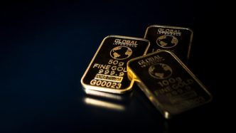 Gold climbs to record as expanding trade war aids