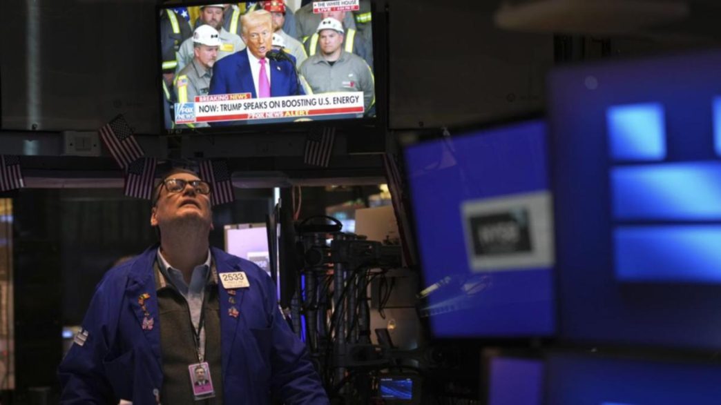 Tech shares lift Wall St amid escalating tariff