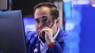 Wall St posts weekly gains, focus on tariffs,