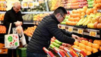 Aussies cautious on spending as rate pressures