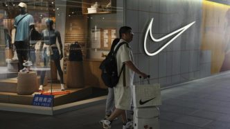 US and China hold second day of tariff talks