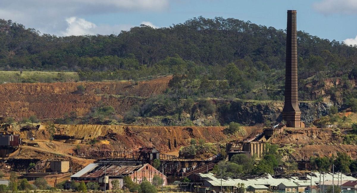 Middle Island explores for gold in shadow of