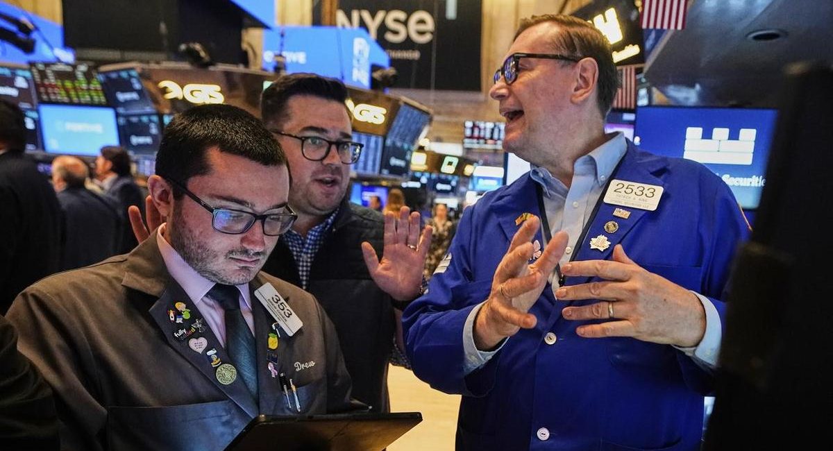S&P 500 ends lower as traders focus on Mideast