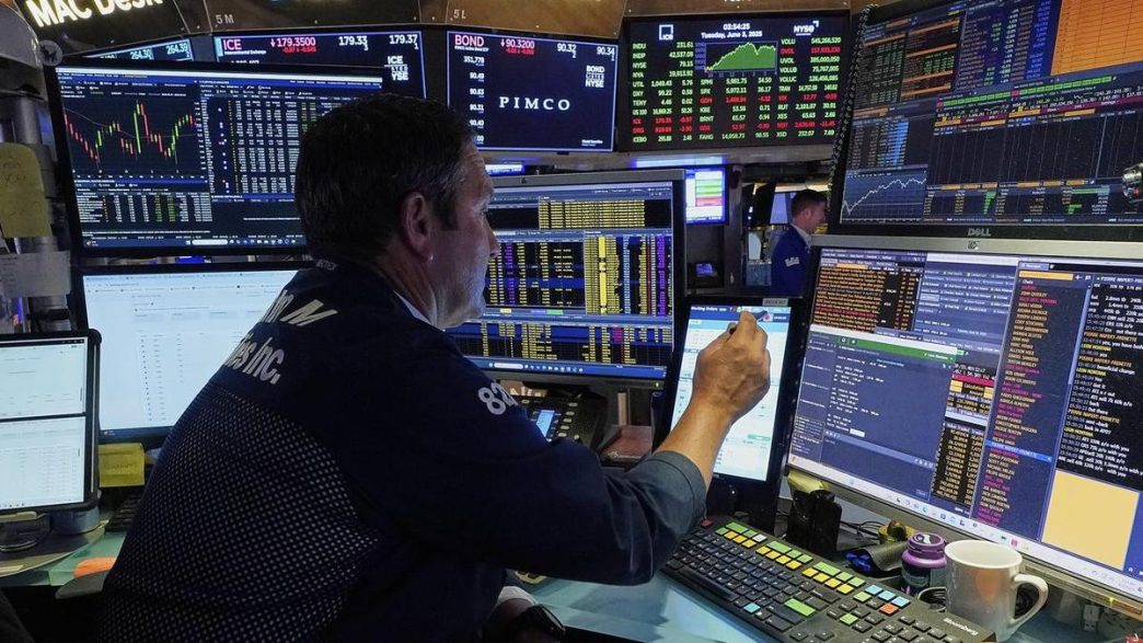 Wall St gains as tech boost offsets economic