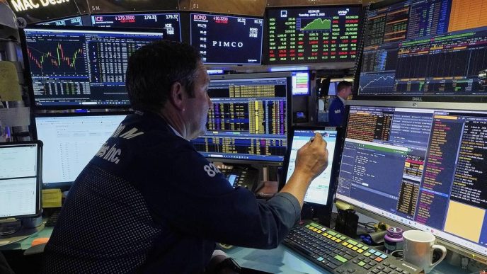 Wall St gains as tech boost offsets economic