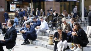 ‘Underwhelming’: Aussies remain cautious spenders