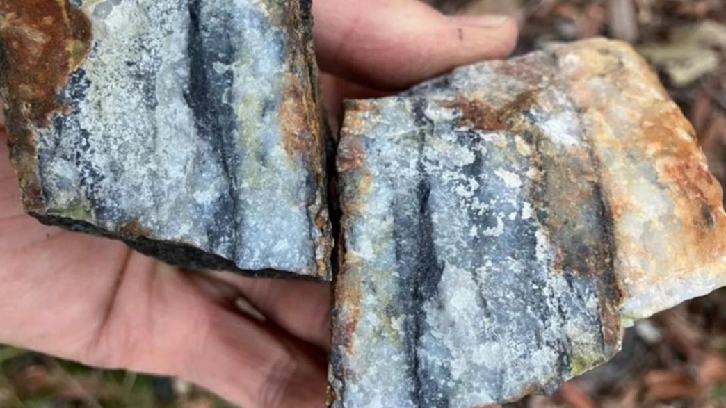 Bonanza grade gold in rock chips for Infinity in