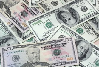 Dollar Gains on Higher T-Note Yields and Weak