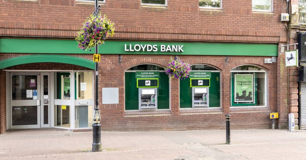 Lloyds Bank issues 'up to £300' alert to all