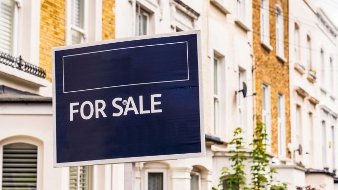UK house prices drop by £4,969 as savvy sellers